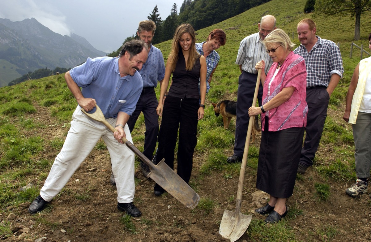 Coop-Patenschaft und Valser Mineralquellen AG starten nationale Hilfsaktion: Trinken Sie Valser Wasser, helfen Sie unseren Bergbauern in Wassernot und gewinnen Sie ein Geniesserwochenende zu zweit