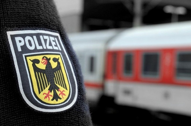 BPOL-KS: Extrem gewalttätig - 19-Jähriger schlägt Freundin und Reisende während der Zugfahrt