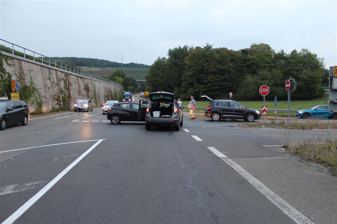 POL-PDMY: Leichtverletze Personen und hoher Schaden bei Verkehrsunfall