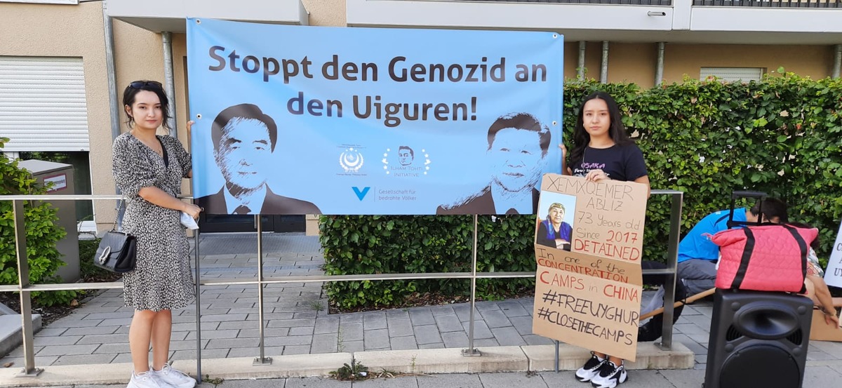 Menschenrechtsaktion vor dem chinesischen Konsulat in München: Verantwortliche des Völkermords zur Rechenschaft ziehen!