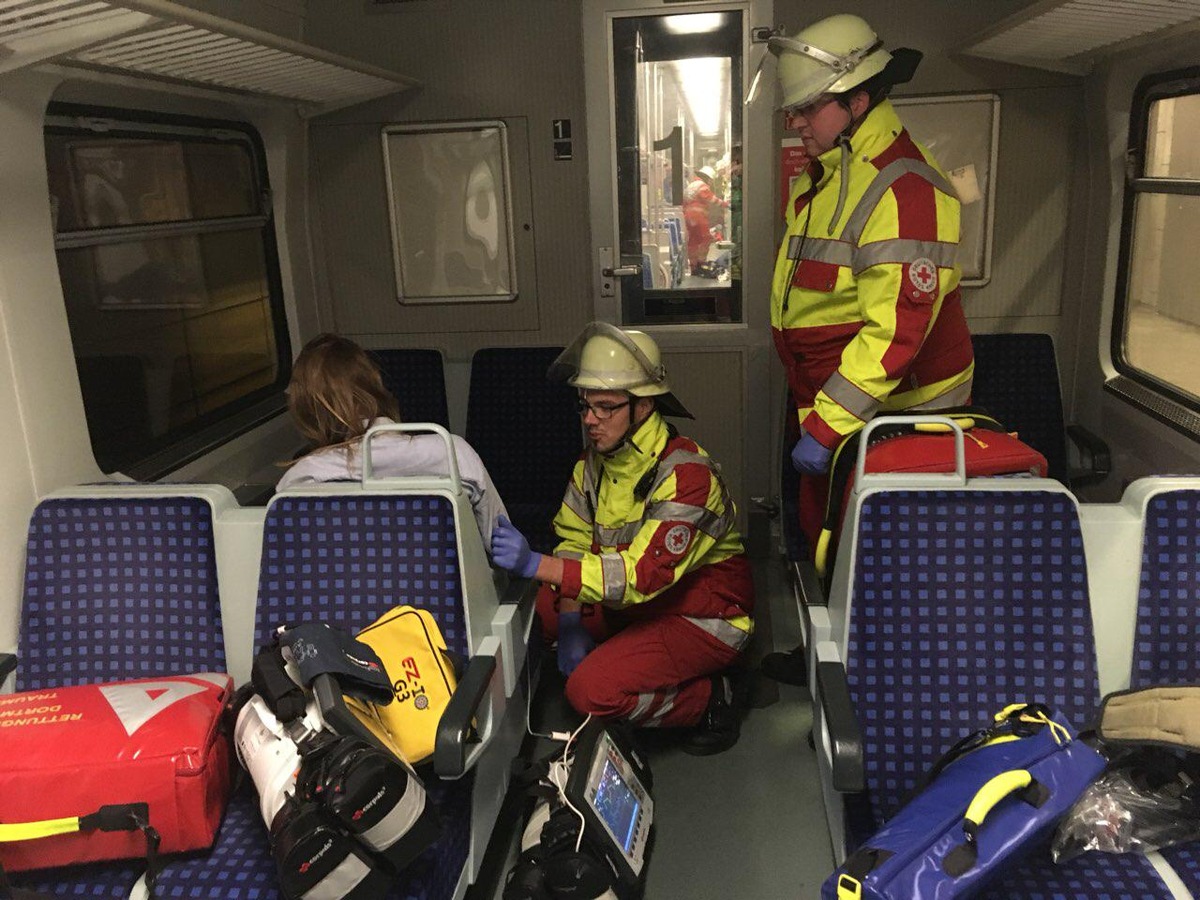 FW-DO: Großübung am Bahnhof Lütgendortmund // Feuerwehr und Rettungsdienst üben Einsatz mit einer Vielzahl von Verletzten