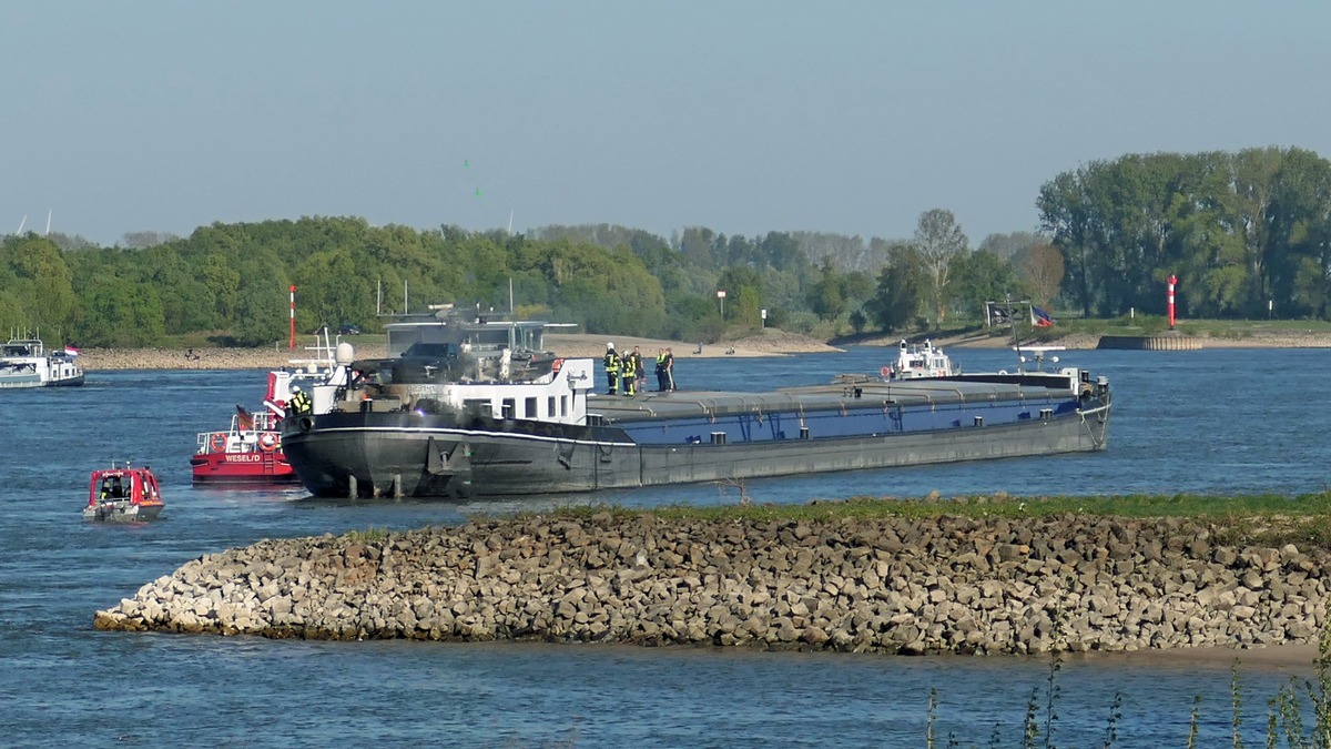 Feuerwehr Kalkar: Brand auf einem Frachtschiff auf dem Rhein bei Kalkar-Grieth