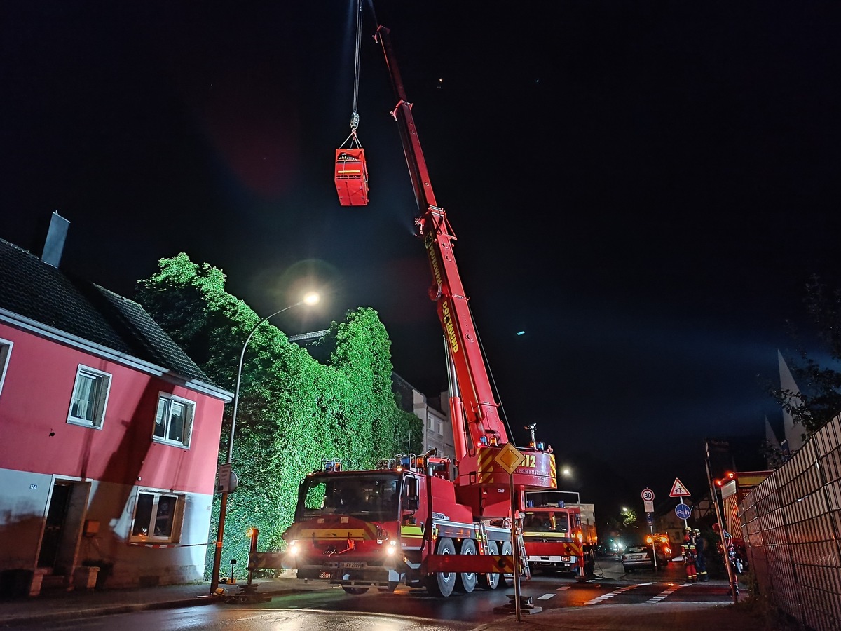 FW-DO: Nicht alltäglicher Einsatz für die Feuerwehr - Hauswand musste noch in der Nacht von Efeu befreien