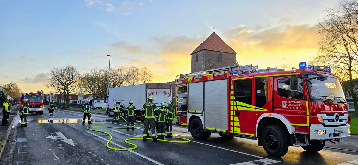 FW-WRN: FEUER_2 - LKW 18 Tonnen, brennt an Achse