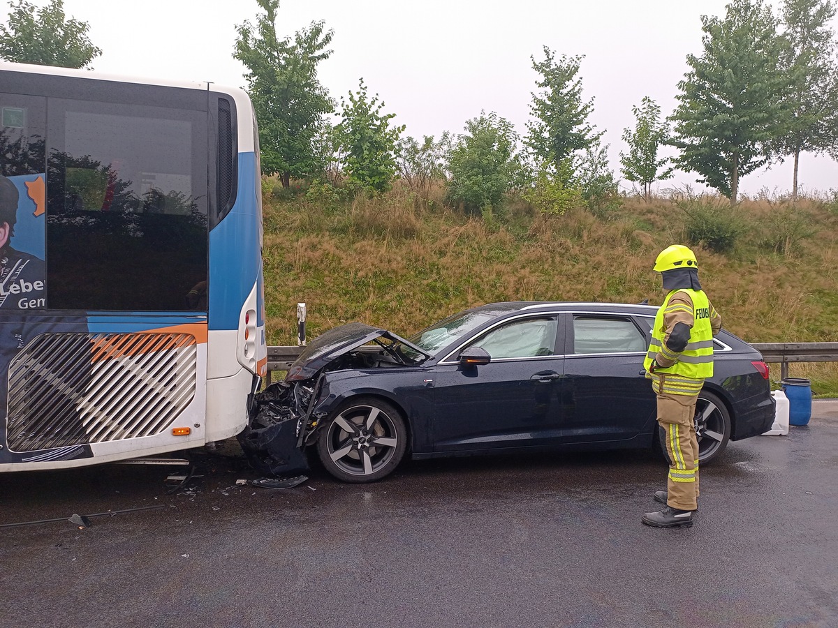 FW Gangelt: Zwei Verletzte bei Verkehrsunfall mit Bus