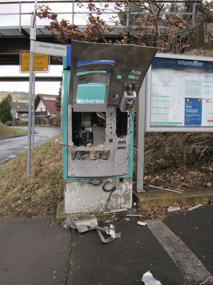 POL-LDK: Fahrkartenautomat in Haiger-Allendorf gesprengt - Unfälle mit Verletzten - In Sparkasse und Einfamilienhaus eingebrochen - An Schulen geschmiert - Golf und Benz beschädigt -