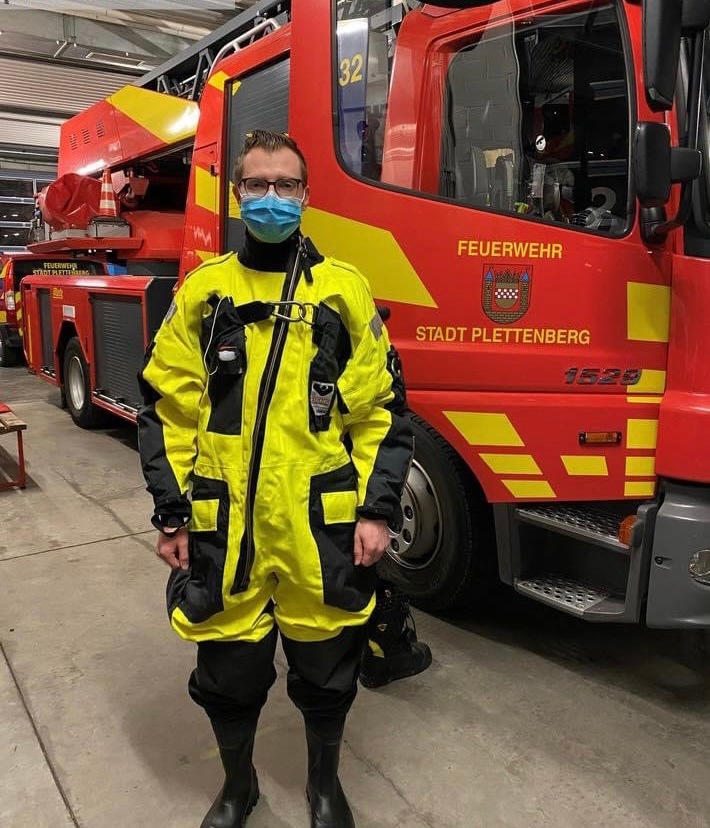 FW-PL: Nächtlicher Wasserrettungseinsatz. Person in Lenne.