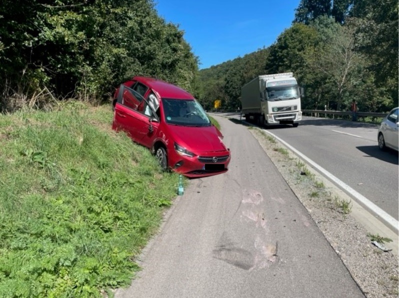 POL-PDKL: Frau verletzt sich leicht bei Alleinunfall