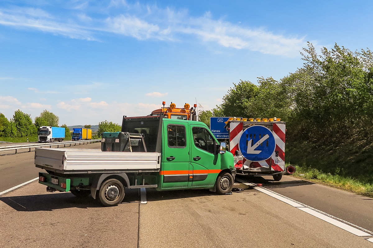 POL-WE: A45 bei Wölfersheim: Pritschenwagen kracht in Sperranhänger