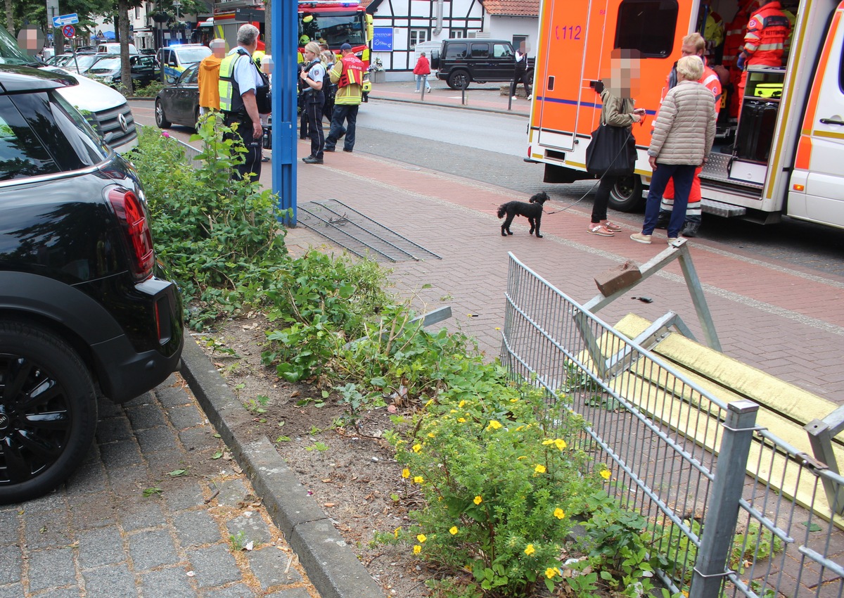 POL-ME: Gas mit Bremse verwechselt: Ratinger bei Parkmanöver auf Parkplatz angefahren und schwer verletzt - Ratingen - 2307004