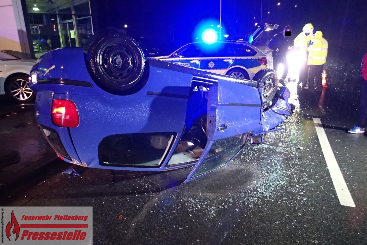 FW-PL: OT-Stadtmitte. PKW überschlägt sich in der Bahnhofstraße. Fahrer wird verletzt.