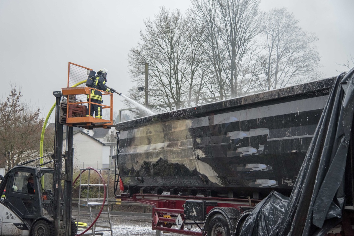 FW-OE: LKW-Auflieger mit Gefahrgut brannte - Fahrer reagierte schnell
Feuerwehr hat Lage schnell unter Kontrolle