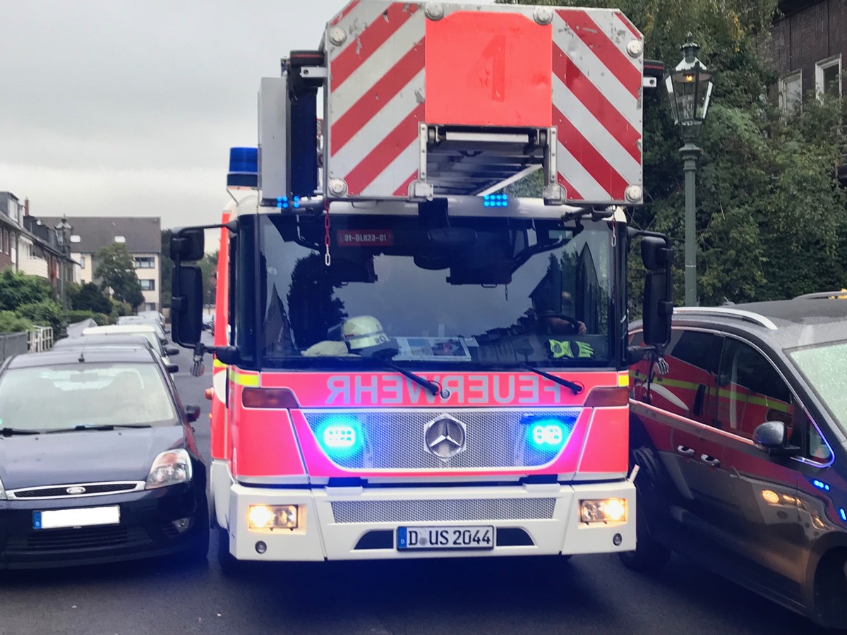 FW-D: Falschparker behindern Drehleiter der Feuerwehr im Einsatz - Hilfloser Patientin konnte mit Verzögerung geholfen werden