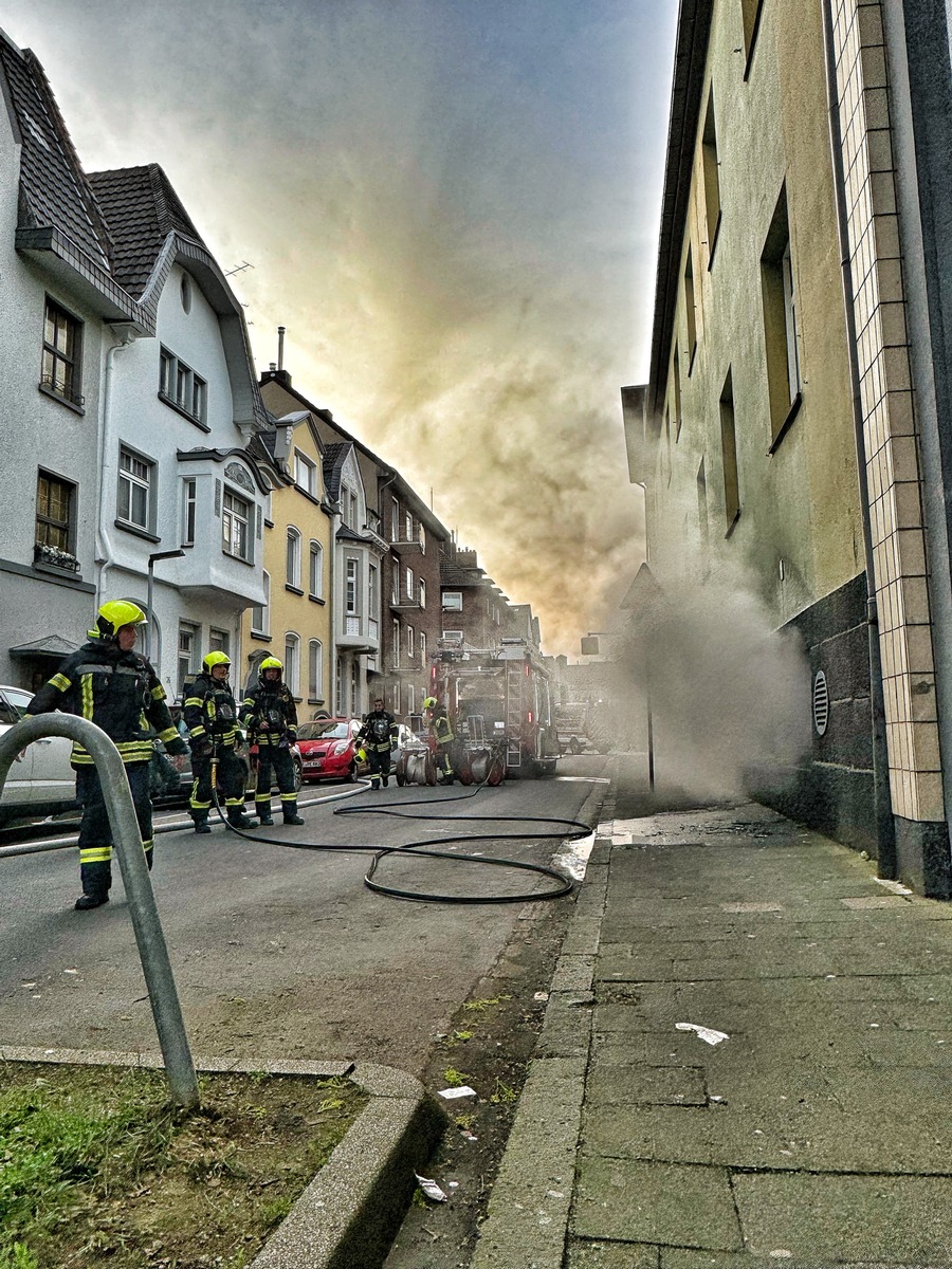 FW-NE: Kellerbrand in einer Schule | Umfangreiche Entrauchungsmaßnahmen