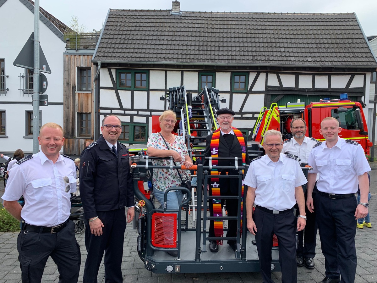 FW Alfter: Neue Drehleiter der Freiwilligen Feuerwehr Alfter feierlich eingeweiht