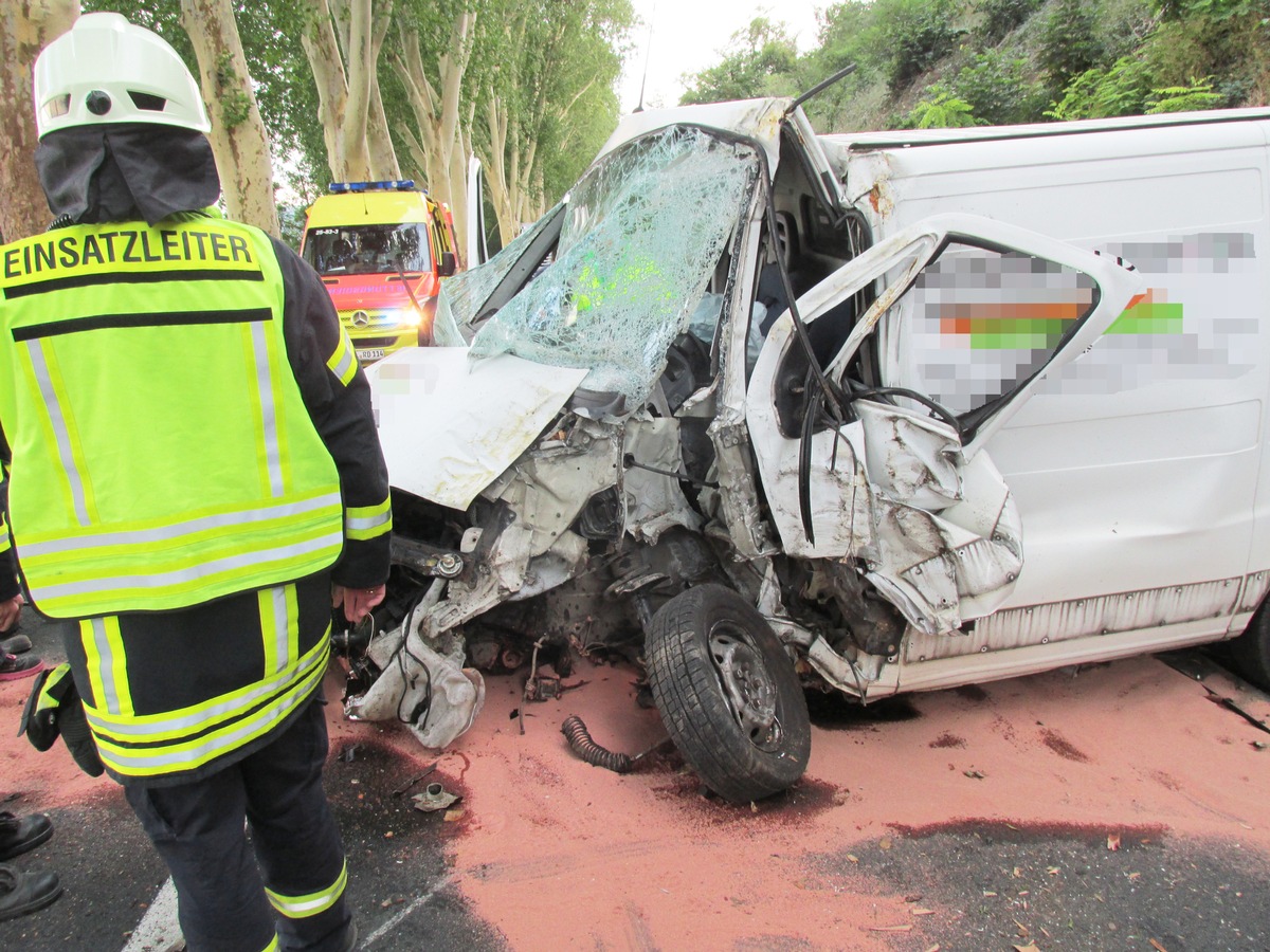 POL-HM: Verkehrsunfall mit zwei schwer verletzten Personen - Rettungshubschrauber im Einsatz