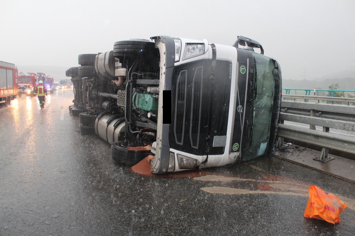 POL-PDKL: A63/Winnweiler, Unwetter mit Starkregen - Sattelzug kippt um