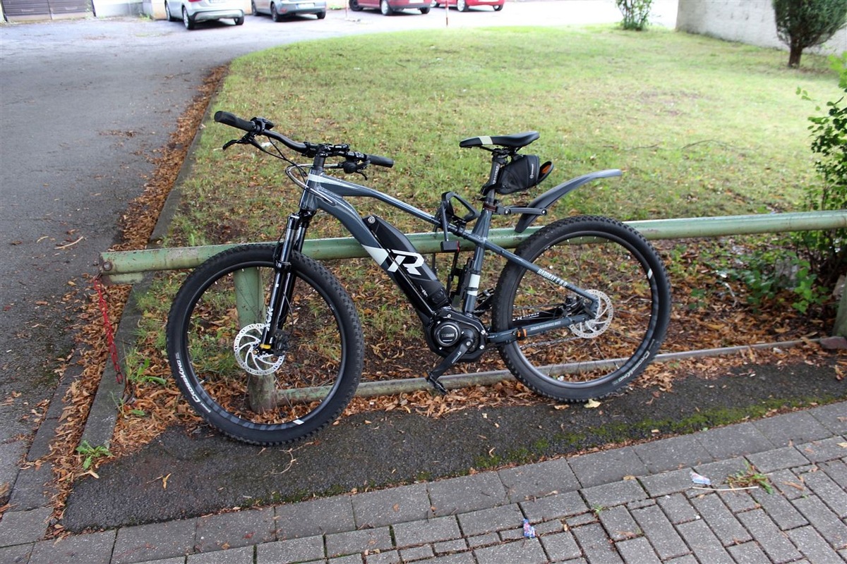 POL-OE: 30-jähriger Fahrradfahrer durch Handy abgelenkt