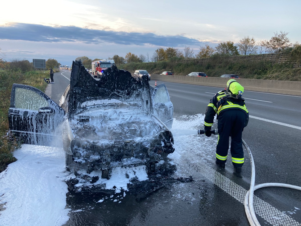 FW Moers: Brennender PKW auf der A 40