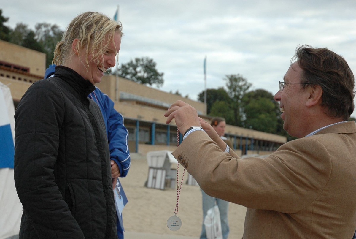 Halle gewinnt 3. NIVEA Trophy in Berlin / Neopren statt Badehose: Rettungssportler beenden Freigewässer-Saison bei 15 Grad Wassertemperatur