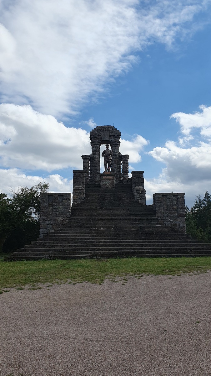 LPI-GTH: Denkmal beschädigt - Zeugen gesucht