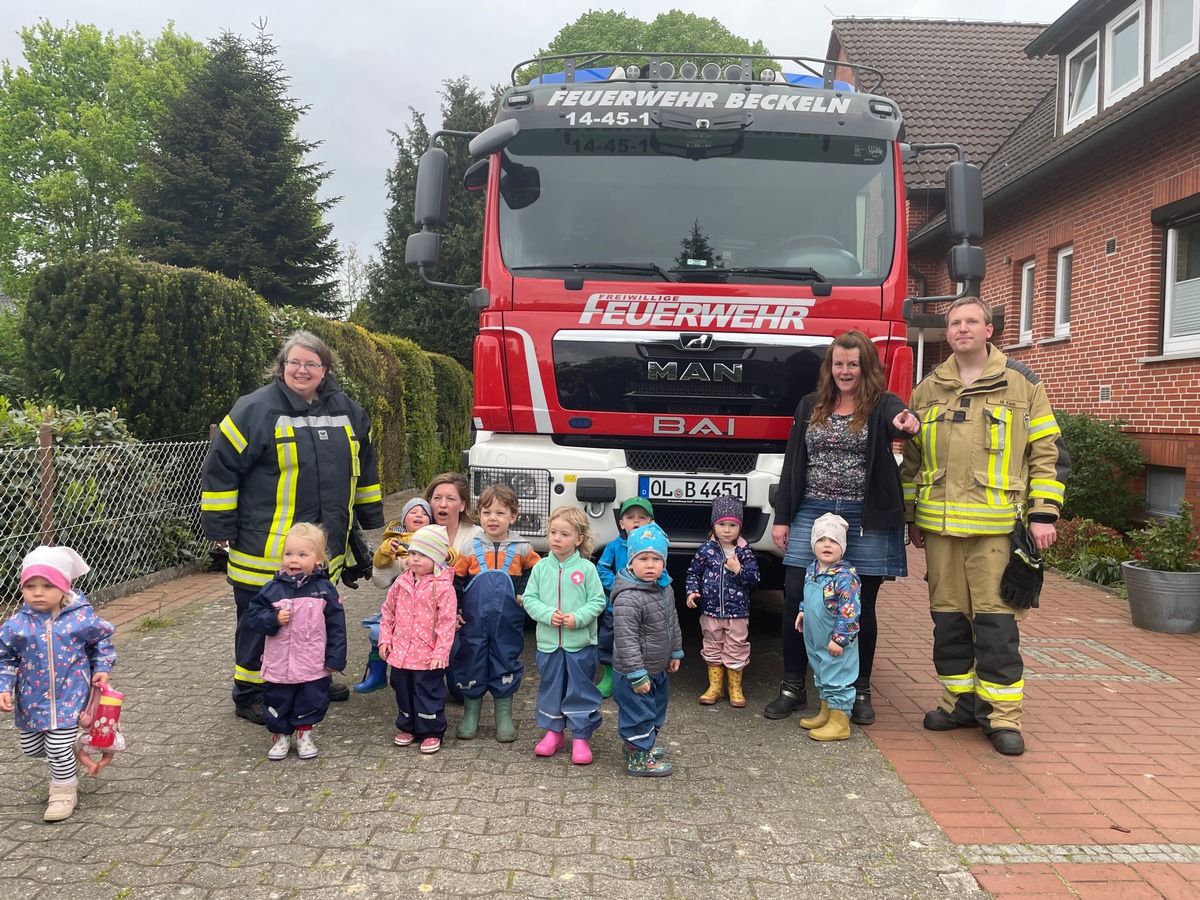 FW-OLL: Feuerwehr hautnah: Spielkreis Kirchenzwerge erlebt lehrreiche Brandschutzerziehung mit Freiwilliger Feuerwehr