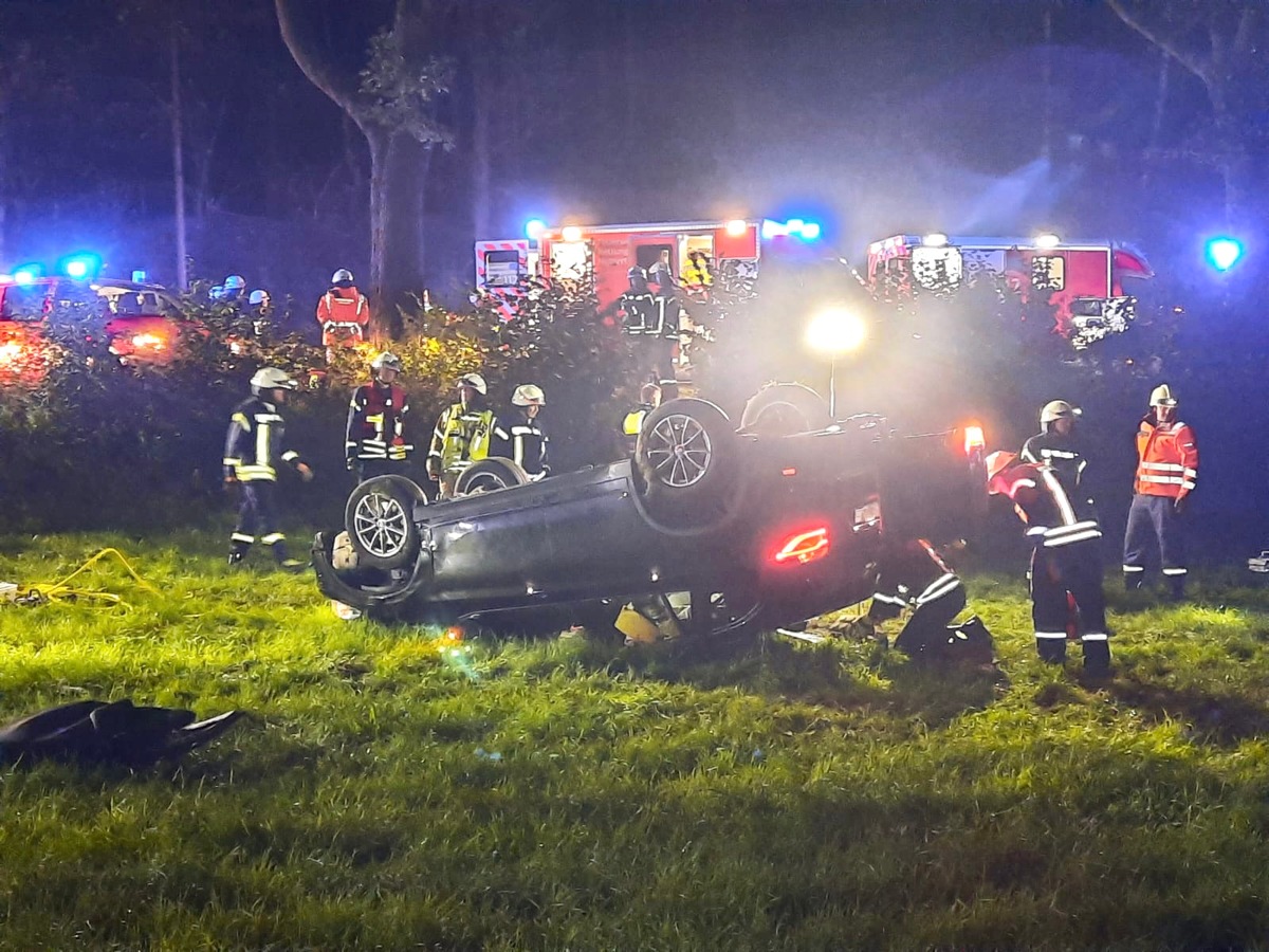 FF Olsberg: Fahrzeug mit 4 Personen überschlägt sich auf B480 bei Olsberg