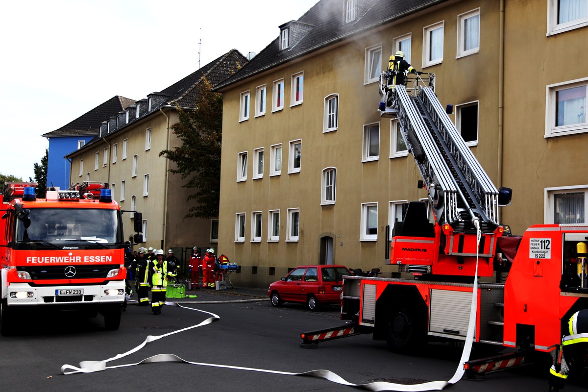 FW-E: Zimmerbrand in Mehrfamilienhaus in Bergeborbeck, zunächst galten zwei Kinder als vermisst