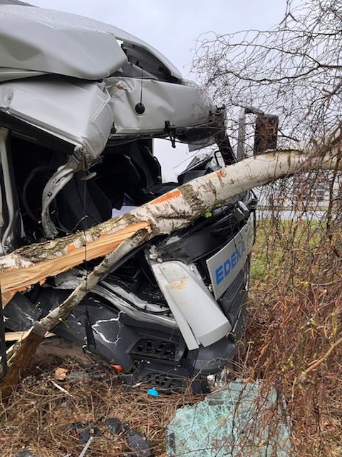 POL-CE: Verkehrsunfall mit alleinbeteiligtem LKW