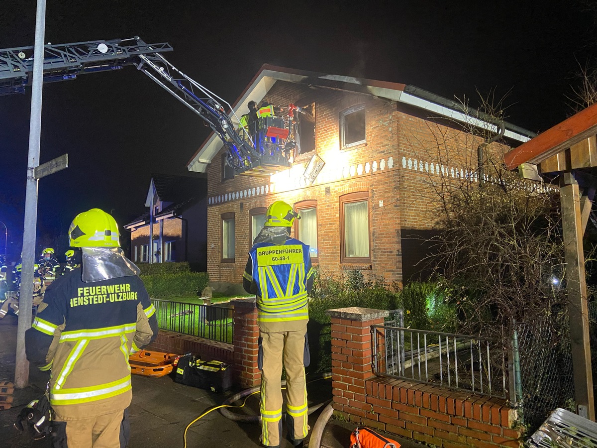 FW-SE: Feuerwehr rettet drei Personen aus brennendem Haus