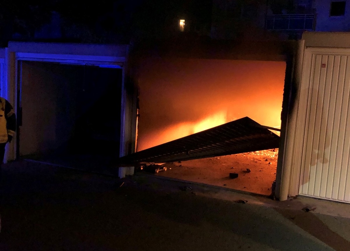 POL-HA: Zeugen nach Brandstiftung in Haspe gesucht - Unbekannte setzen Garage in Brand