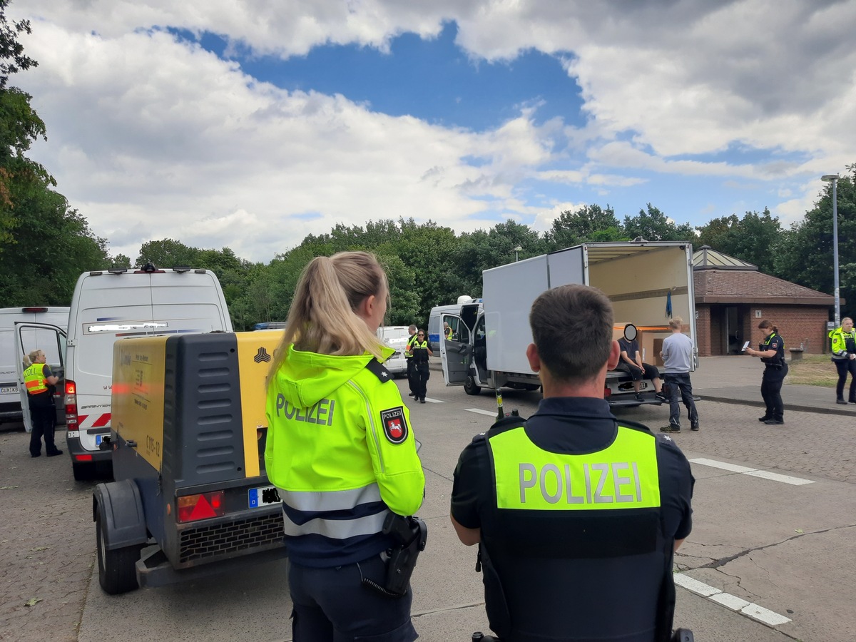 POL-CUX: Kleintransporterkontrolle auf der BAB deckt diverse Straftaten und andere Verstöße auf (Lichtbild in der Anlage)