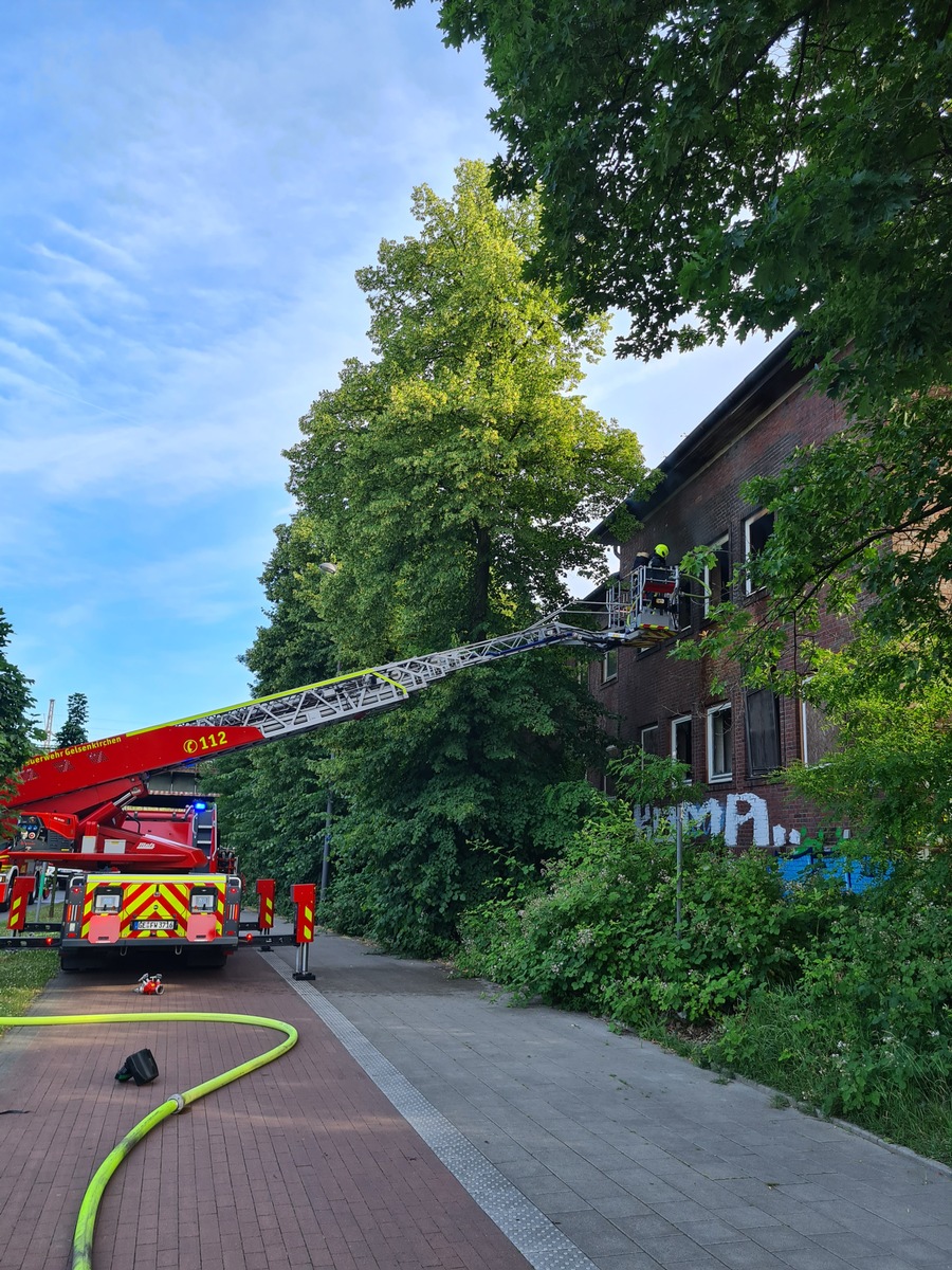 FW-GE: Brand in einem leerstehenden Gebäude in Bismarck