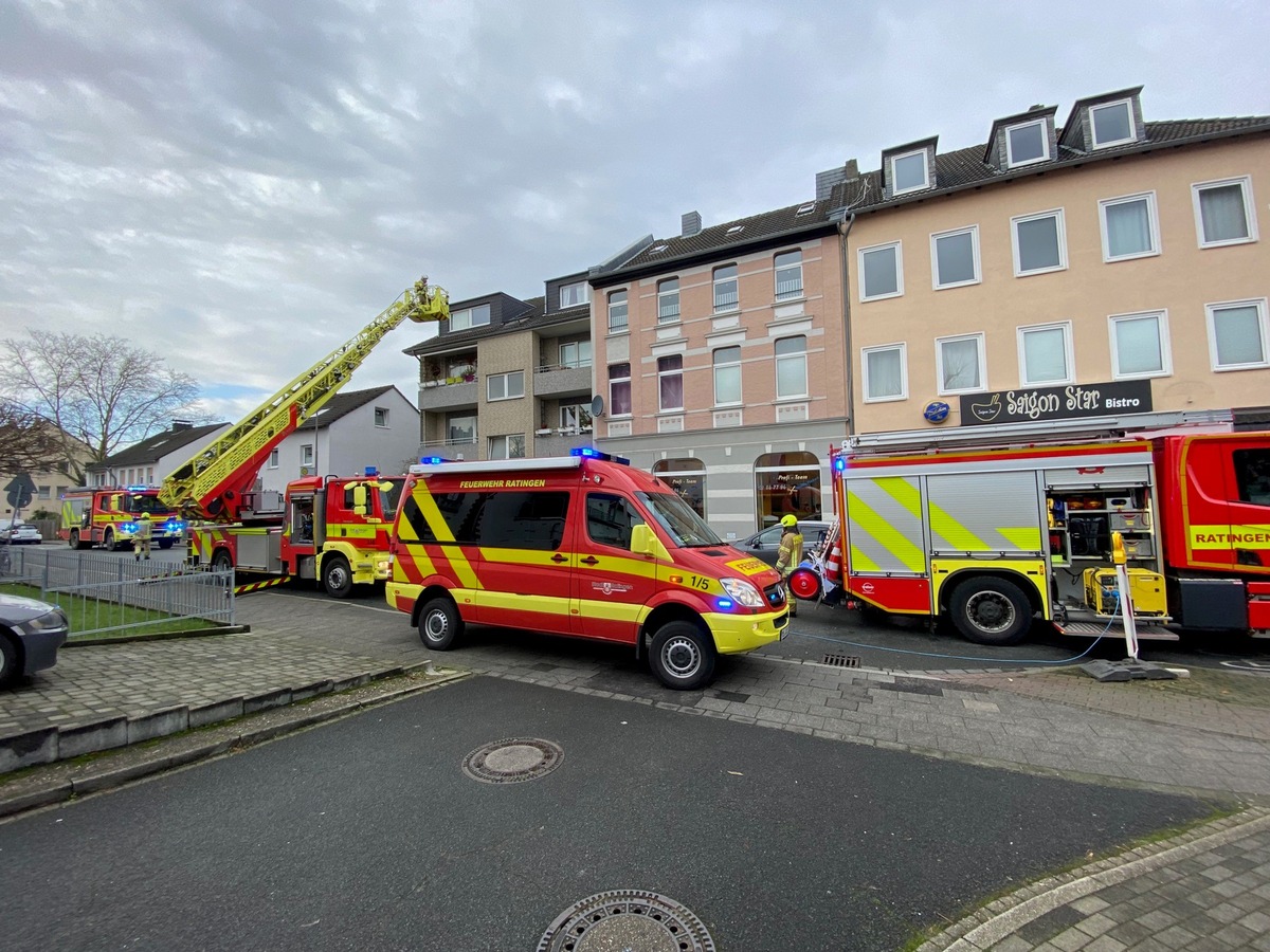 FW Ratingen: Gemeldeter Brand in Dachgeschosswohnung - Feuerwehr Ratingen verhindert Schlimmeres