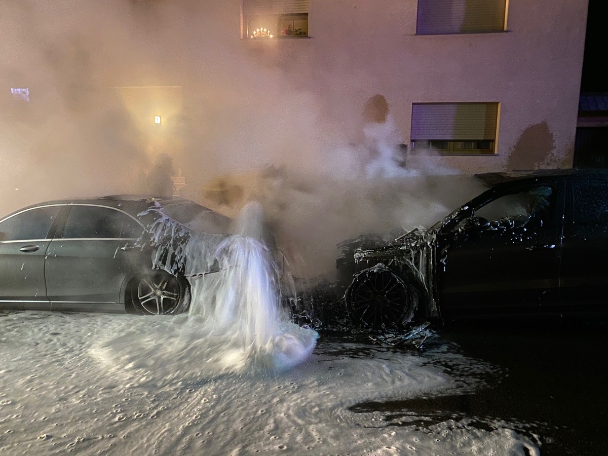 POL-PDNW: Zwei PKW durch Brandstiftung zerstört