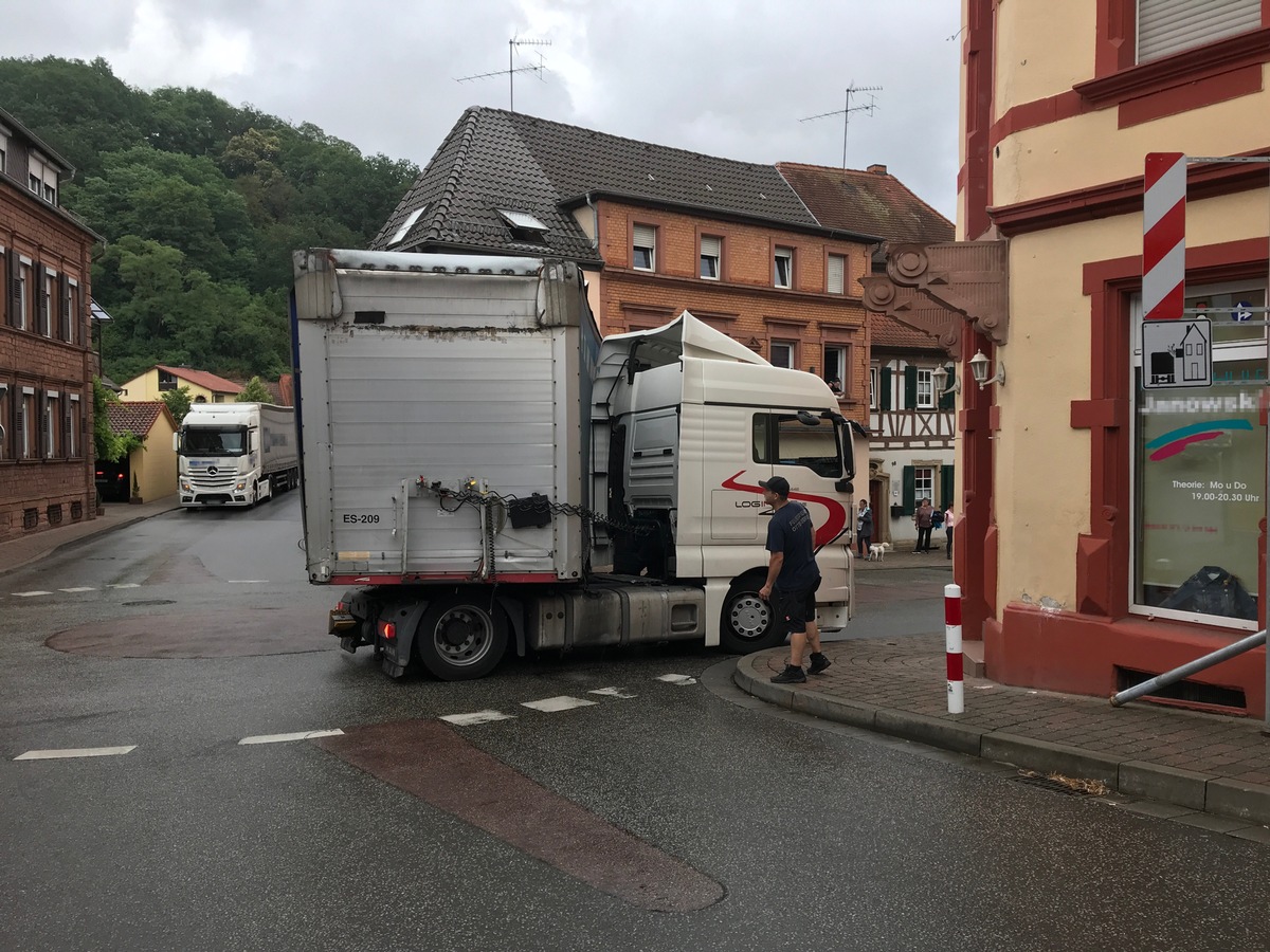 POL-PPWP: Unfall: Lastwagen blockiert Kreiselzufahrt