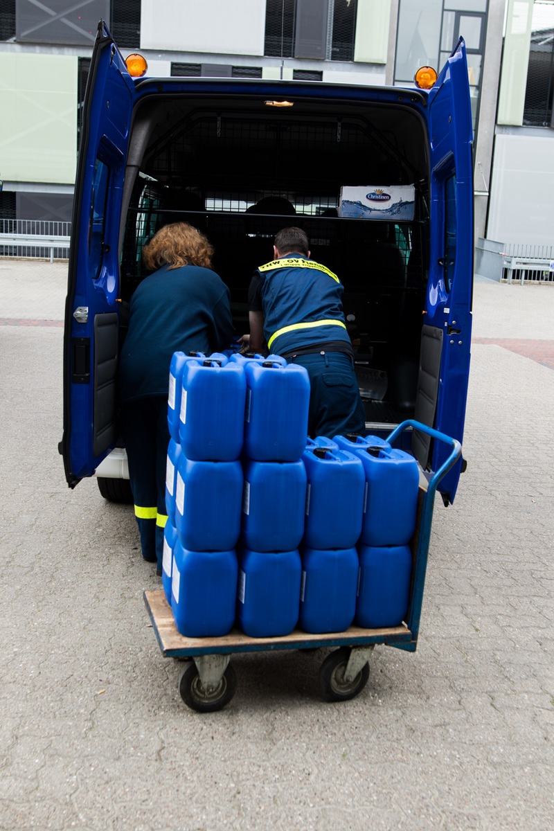 THW HH MV SH: Corona-Einsatz: Technisches Hilfswerk transportiert Desinfektionsmittel an Schulämter in Schleswig-Holstein