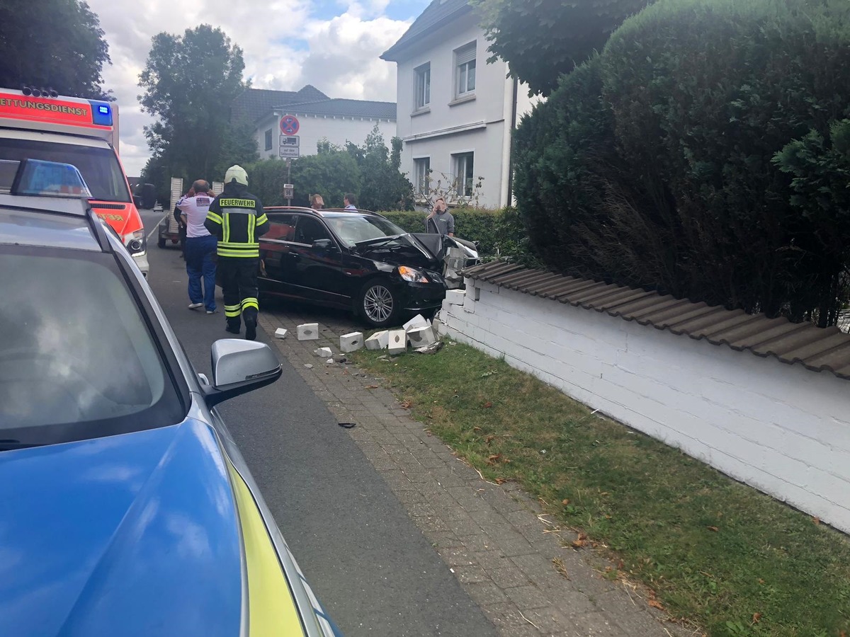 FW-EN: PKW verunfallt auf Wittener Straße