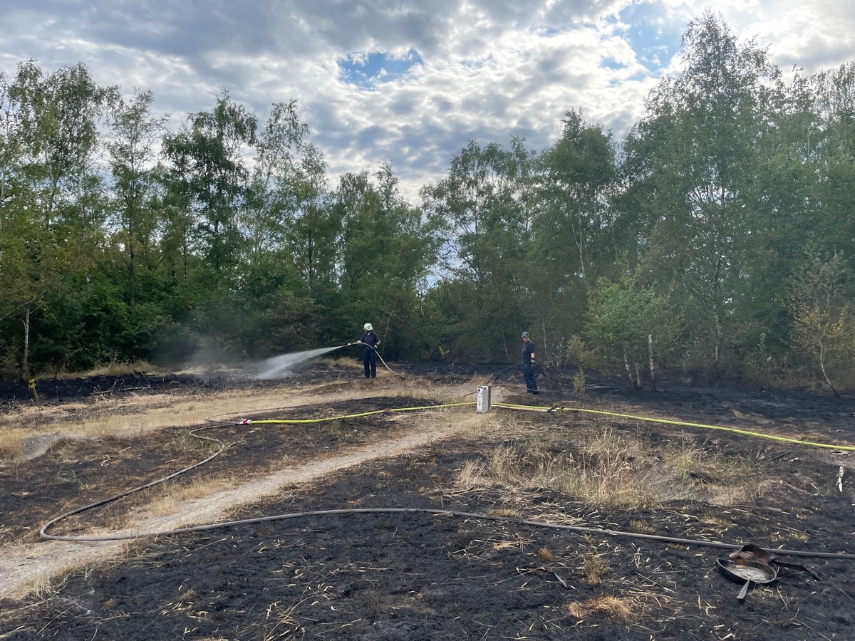 FW Dinslaken: Flächenbrand auf der Gärtnerhalde