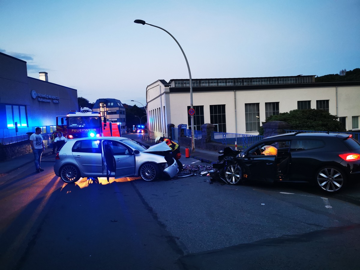 FW-PL: Frontalzusammenstoß auf Herscheider Straße.