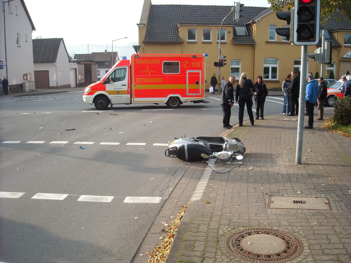 POL-HOL: Boffzen - L 550 - Bahnhofstraße: Motorrollerfahrer schwer verletzt - Zusammenstoß mit PKW beim Abbiegen -