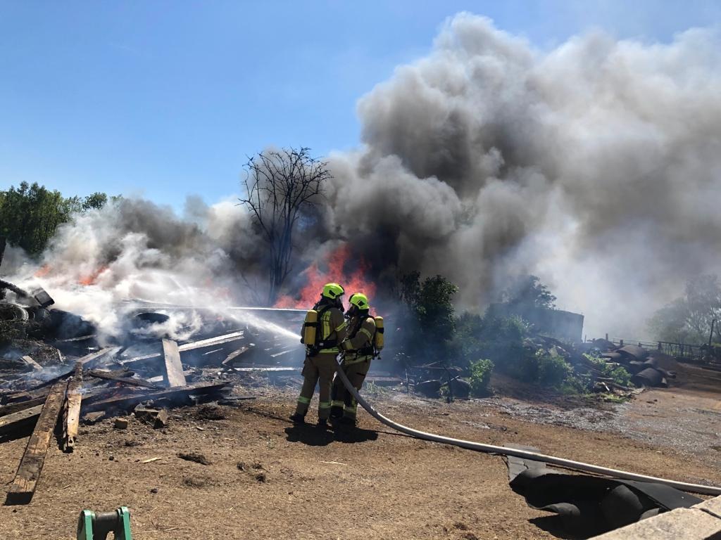 FW Ratingen: Brand in Ratingen-Eggerscheidt - Rauchpilz weithin sichtbar