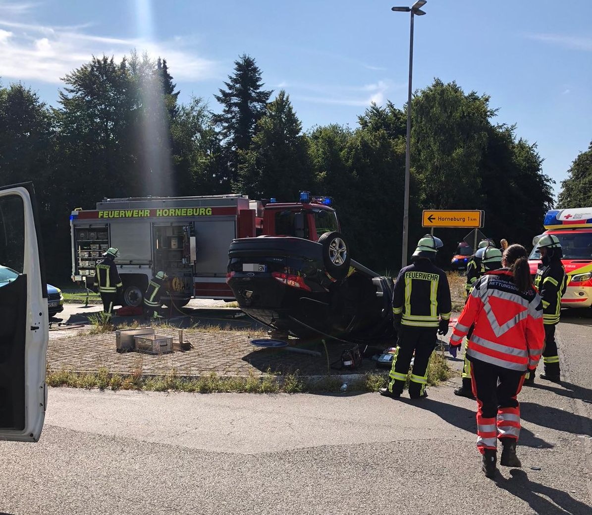 POL-STD: Auto landet nach Unfall auf dem Dach - zwei Personen leicht verletzt