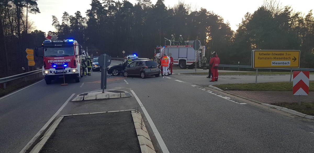 POL-PDKL: Rettungshubschrauber im Einsatz - Fahrzeugführer eingeklemmt