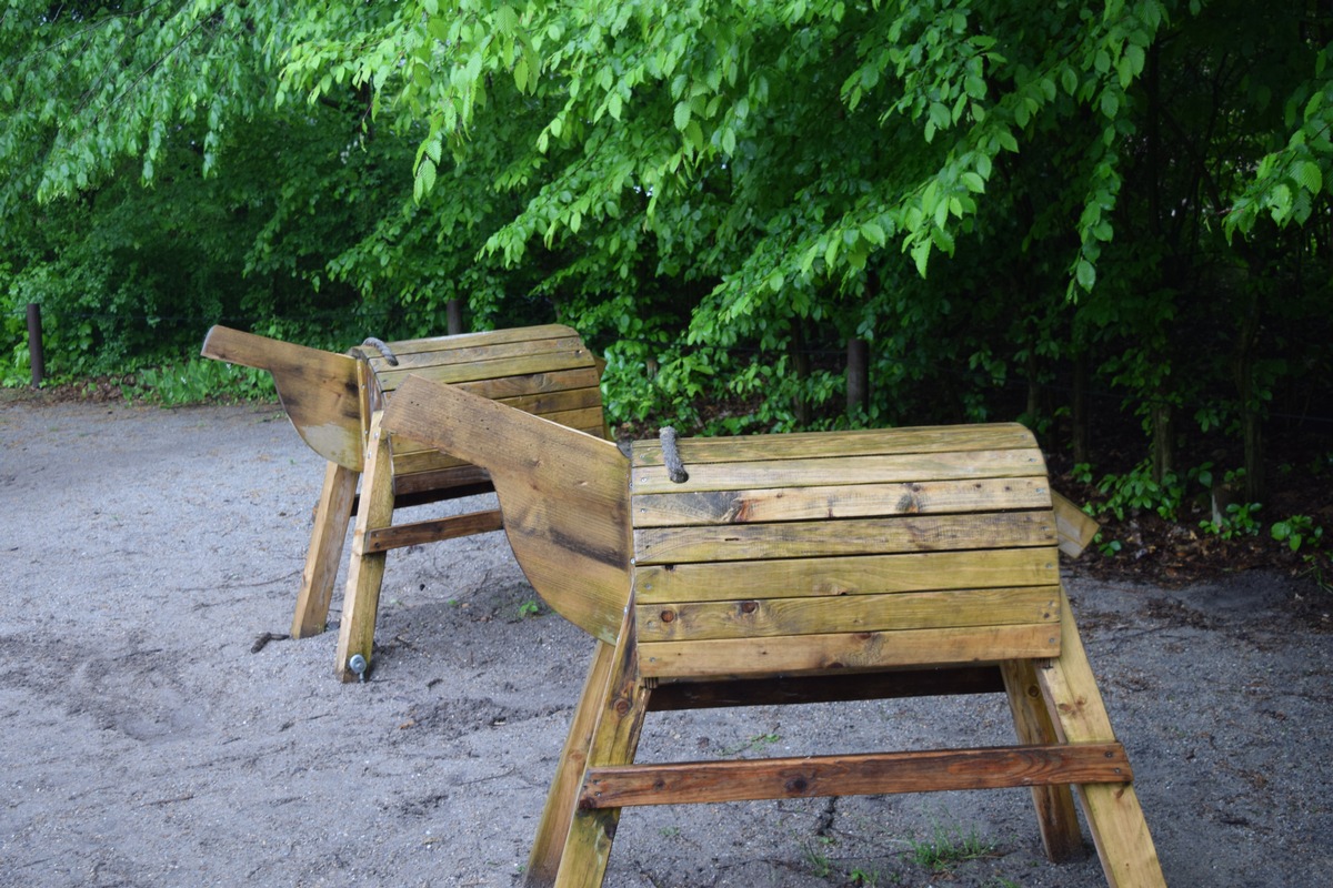 POL-WHV: Holzpferde auf Kinderspielplatz beschädigt