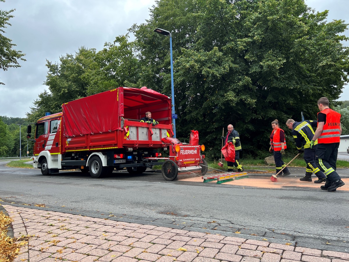 FW Marienheide: Großflächige Ölspur beschäftigt Marienheider Feuerwehr am Sonntagvormittag