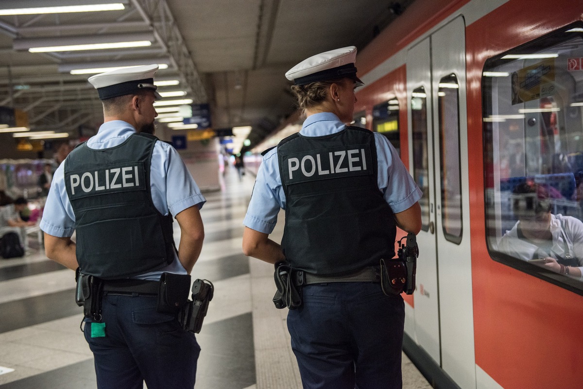 Bundespolizeidirektion München: Ohne Maske, dafür mit 3,6 Promille -Bundespolizisten ziehen aggressiven Trunkenbold am Münchner Flughafen aus dem Verkehr-