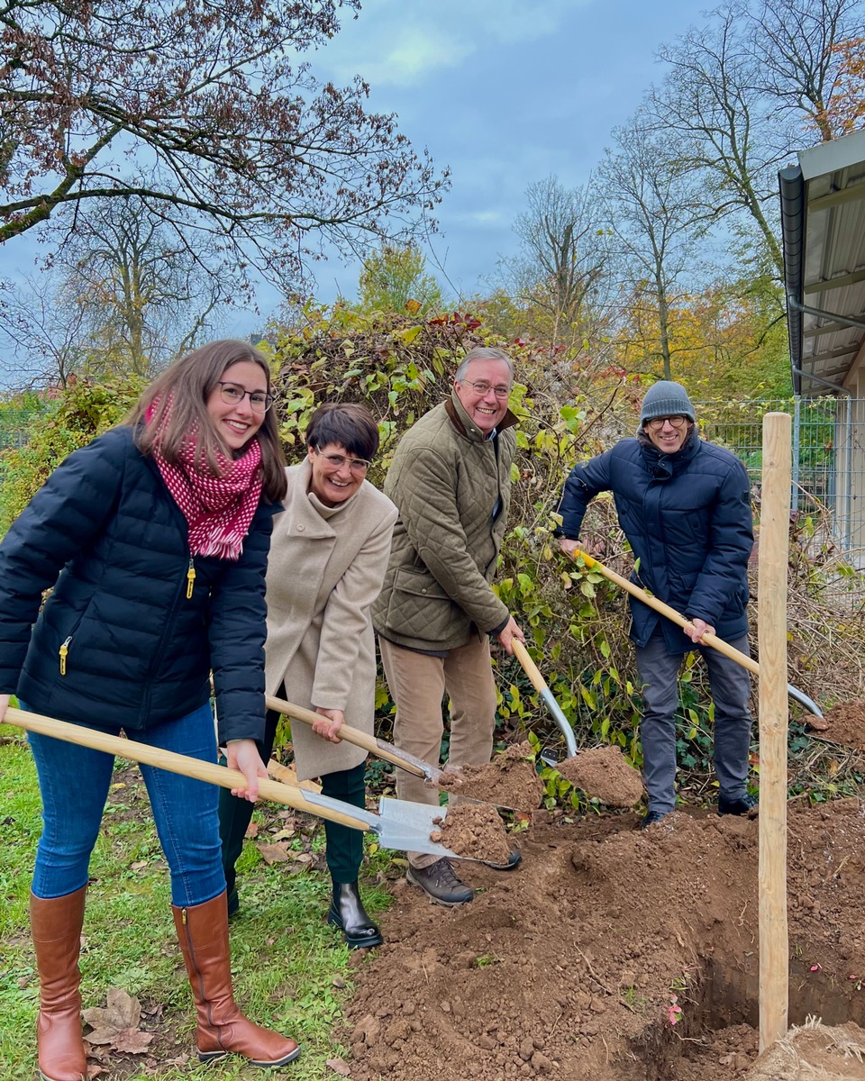 Ein Zukunftsbaum für Landau: MdEP Christine Schneider pflanzt Rot-Eiche im Savoyenpark in Landau