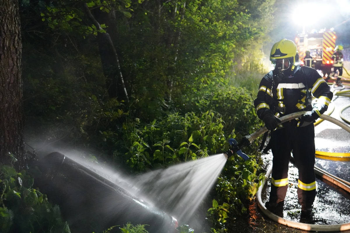 FW Flotwedel: Ferienhaus in Vollbrand - Nächtlicher Einsatz für die Feuerwehren der Samtgemeinde Flotwedel