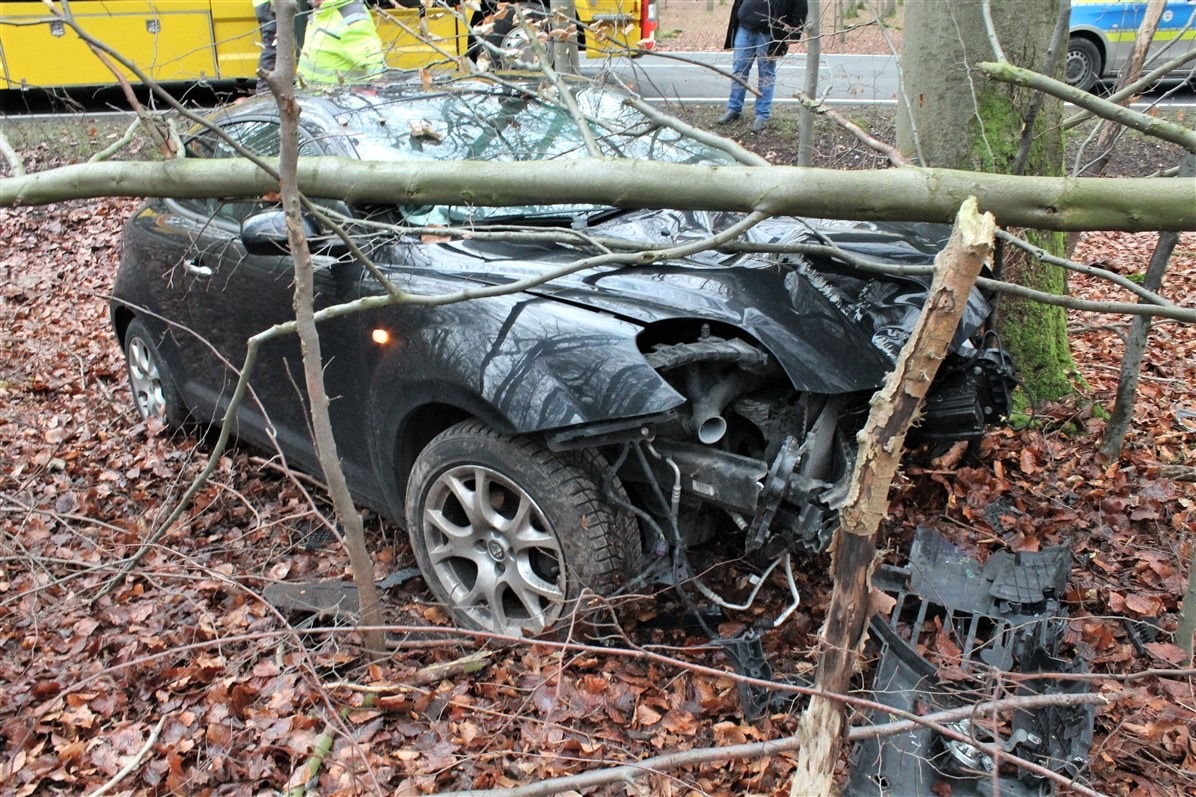 POL-HX: Von der Straße abgekommen und gegen Baum geprallt